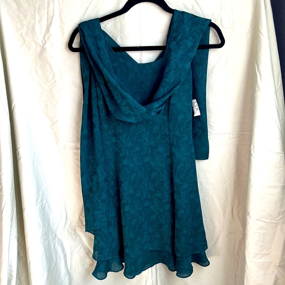 CDC Sleeveless Tiered Dress Size 2P - Picture 3 of 4